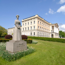 Statuen av Dronning Maud står ved inngangen til Dronningparken. Foto: Jan Haug, Det kongelige hoff.